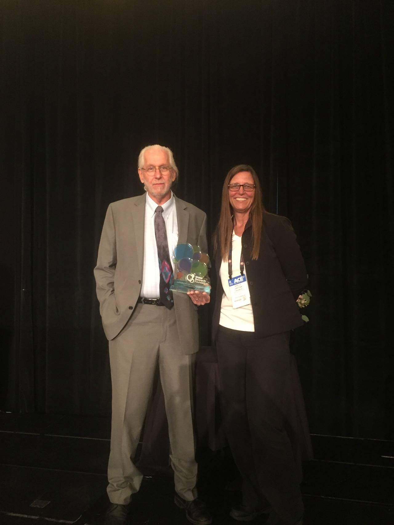 Dave Marshall and Shelly Hatten accepts wrf award